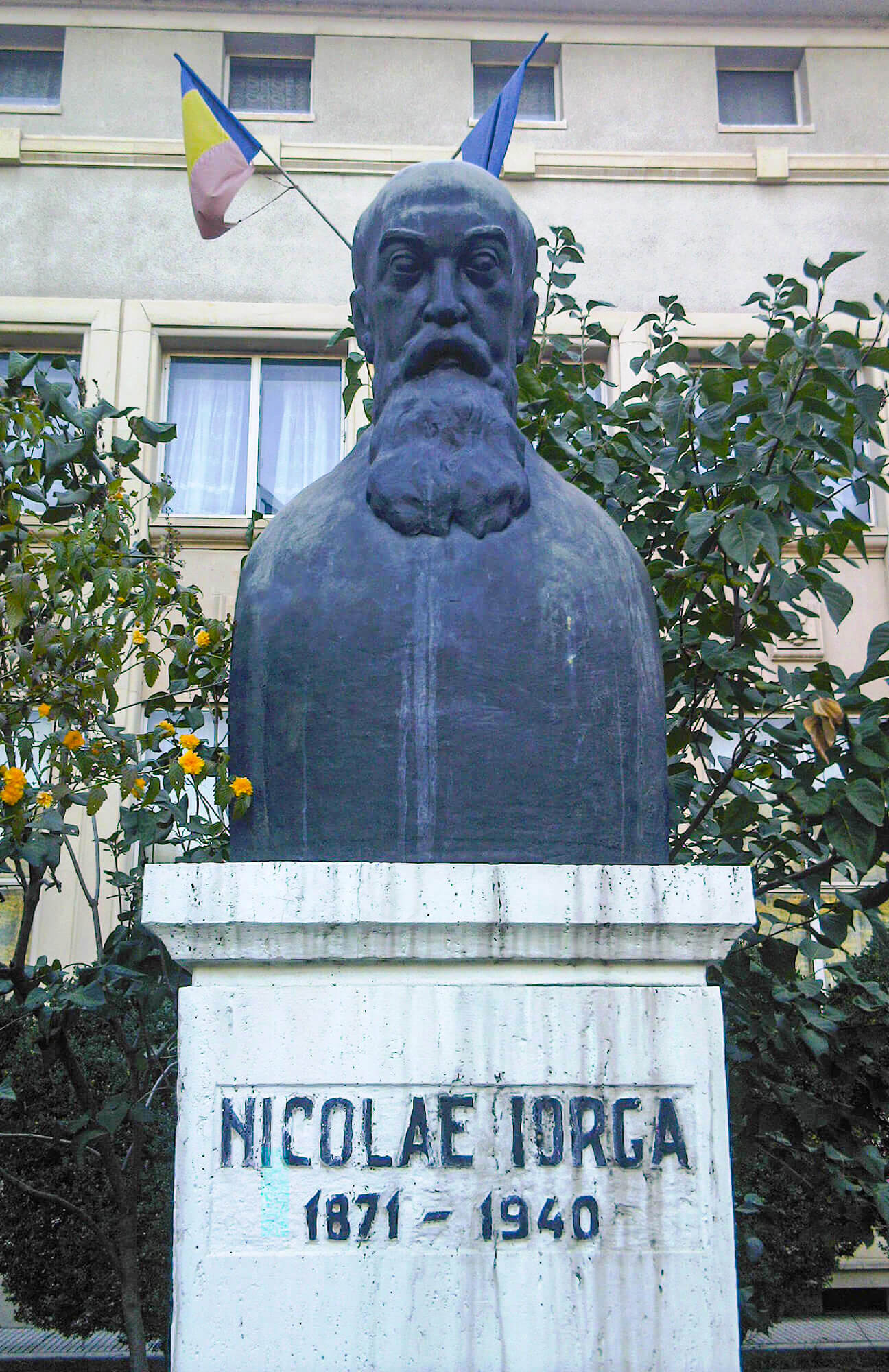 Bustul lui Nicolae Iorga de la Institutul de Istorie „N. Iorga” din București